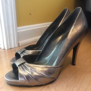 Guess heels in metallic color